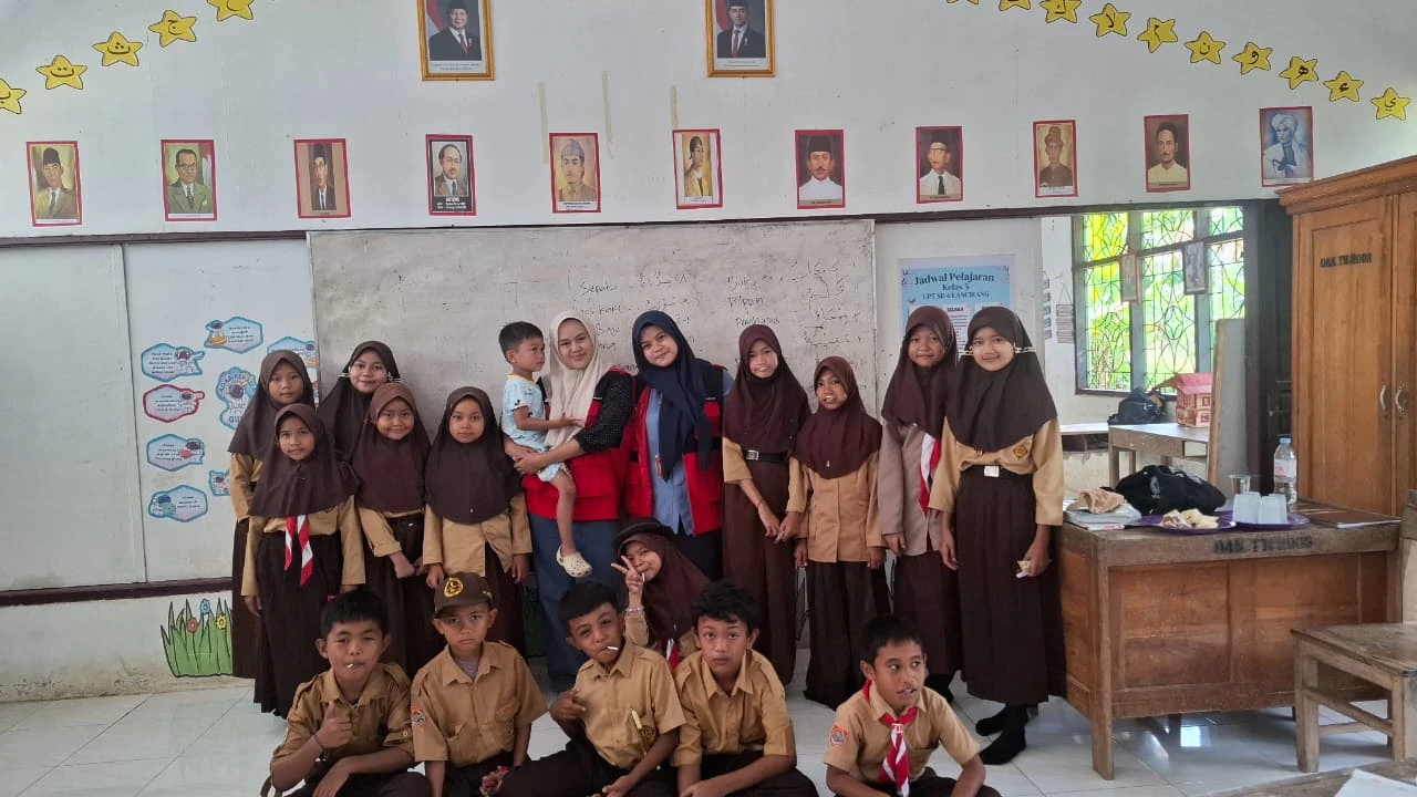 Suasana kebersamaan mahasiswa KKN Program Studi Sastra Arab Universitas Hasanuddin bersama siswa Kelurahan Lancirang tergambar dalam sesi pembelajaran interaktif yang menempatkan bahasa Arab sebagai pengalaman belajar yang hangat, inklusif, dan membangun rasa percaya diri anak-anak.